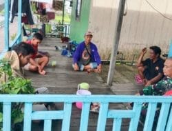 Bangun Keakraban Lewat Komsos, Babinsa Sambangi Warga Yang Ada Di Wilayah Binaan