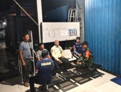 Wujudkan Lingkungan Yang Aman, Babinsa Bersama Warga Lakukan Siskamling