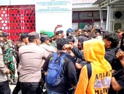 Ricuh!!  Massa Aksi Dikejaksaan Enrekang, Furqan: tindakan Kejaksaan Negeri Enrekang Sengaja Menghindari Dan Menegasikan Proses Praperadilan.