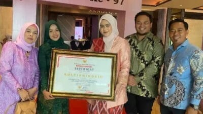 Sulfianingsih Banggakan Enrekang, Raih Penghargaan Perempuan Inspiratif Sulsel dari Gubernur