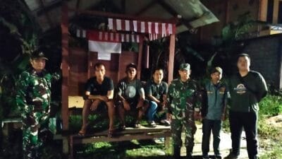 Pastikan Wilayah Binaan Aman, Babinsa Bersama Warga Lakukan Patroli Siskamling
