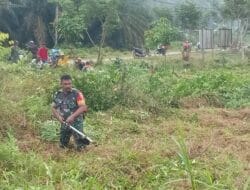 Semangat Kebersamaan Babinsa Bersama Masyarakat Lakukan Gotong Royong Wujudkan Lingkungan Yang Bersih Dan Sehat