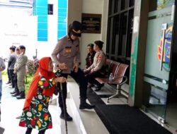 Genggaman Tangan Polwan Ipda Fadillah di Tengah Aksi: Wajah Humanis Polri Presisi Hadir Bersama Masyarakat 