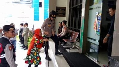 Genggaman Tangan Polwan Ipda Fadillah di Tengah Aksi: Wajah Humanis Polri Presisi Hadir Bersama Masyarakat 