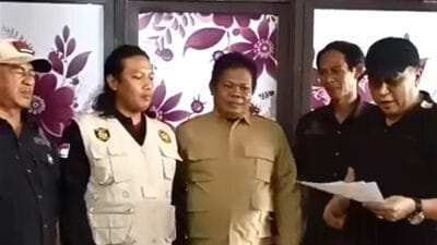 Robi Irawan Wiratmoko Serahkan SK Ketua DPC LIN Bojonegoro kepada Ahmad Muhajirin