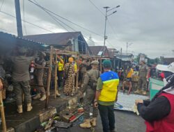 Pemerintah Kota Makassar Tertibkan Trotoar di Depan Pasar Mandai