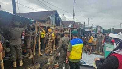 Pemerintah Kota Makassar Tertibkan Trotoar di Depan Pasar Mandai