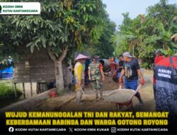 Wujud Kemanunggalan TNI dan Rakyat, Semangat Kebersamaan Babinsa dan Warga Gotong Royong Cor Jalan Tempat Ibadah