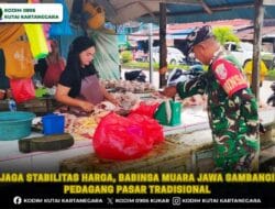 Jaga Stabilitas Harga, Babinsa Muara Jawa Sambangi Pedagang Pasar Tradisional