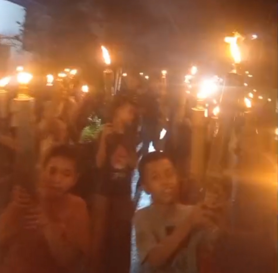Pawai Obor Meriahkan Malam Takbiran, Jamaah Masjid Al Raf’ Keliling Kampung