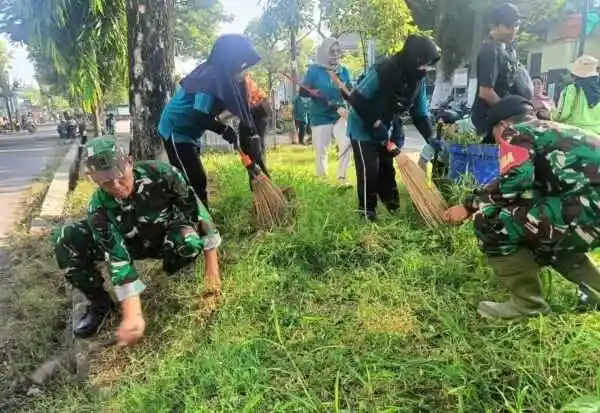 Serentak, Babinsa Kodim Bojonegoro Ikuti Kerja Bakti Pembersihan Lingkungan