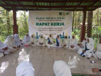 Majelis taklim al.ikhlas perumnas sudiang blok k adakan rapat kerja dengan tema penguatan majelis taklim Al-Ikhlas untuk berkarya.maju dan bermanfaat