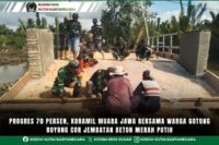 Progres 70 Persen, Koramil Muara Jawa Bersama Warga Gotong Royong Cor Jembatan Beton Merah Putih