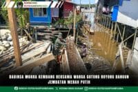 Babinsa Muara Kembang Bersama Warga Gotong Royong Bangun Jembatan Merah Putih